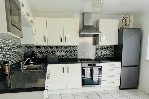 Refrigerador, microondas, horno, placa de cocina