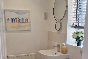 Shower, hair dryer, towels - House - Sleeps 8 - Parking - Garden (Peterborough)
