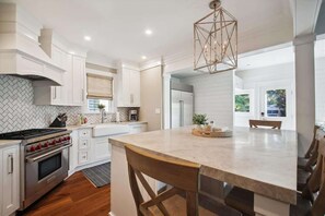 Microwave, oven, stovetop, dishwasher - Downtown Annapolis Duke's House (Annapolis)