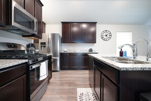 Réfrigérateur, four à micro-ondes, un four, surface de cuisson