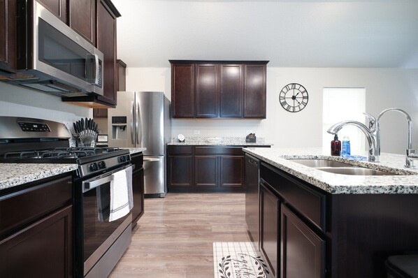 Refrigerador, microondas, horno, placa de cocina