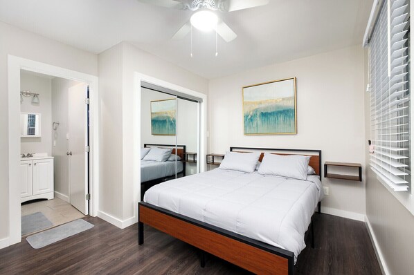 2 bedrooms, desk, iron/ironing board, free WiFi - 2BR Downtown Flat • Insurance & Relocation Housing • Fast Wi-Fi • W/D •Monthly (San Antonio)