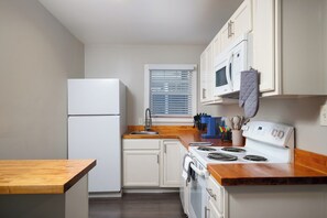 Fridge, microwave, oven, stovetop - Downtown 2BR • Heated • Furnished • WiFi • Laundry • Fast Wi-Fi • W/D •Monthly (San Antonio)