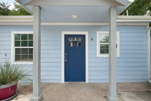 Exterior detail - 2BR Downtown Flat • Insurance & Relocation Housing • Fast Wi-Fi • W/D •Monthly (San Antonio)