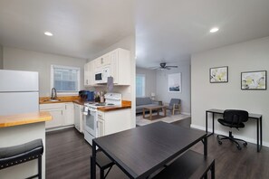 Fridge, microwave, oven, stovetop - 2BR Downtown Flat • Insurance & Relocation Housing • Fast Wi-Fi • W/D •Monthly (San Antonio)