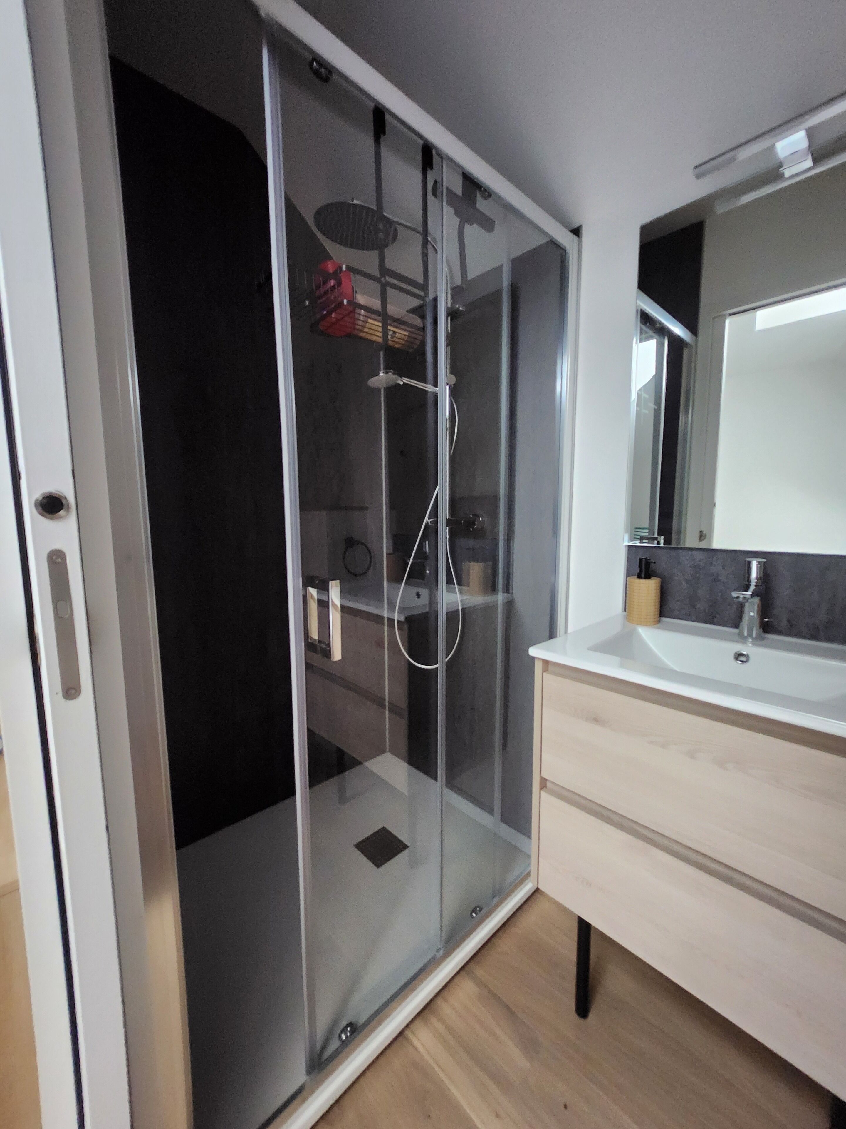 Sèche-cheveux, serviettes fournies, papier toilette