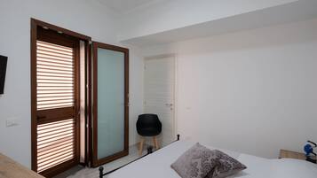 1 bedroom, desk, WiFi, bed sheets