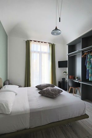 1 bedroom, desk, WiFi, bed sheets