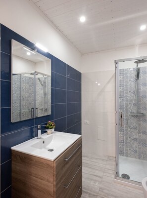 Douche, séchoir à cheveux, bidet, serviettes fournies