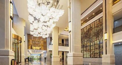 Hongqiao International Hotel (Yichang Yanjiang Avenue Natural Tower)