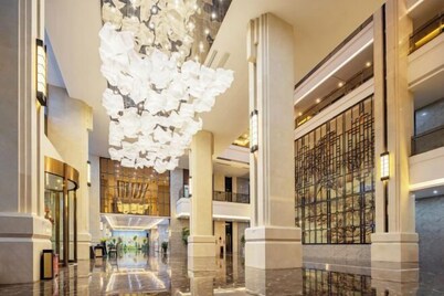 Hongqiao International Hotel (Yichang Yanjiang Avenue Natural Tower)