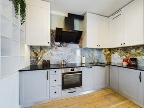 Estudio, cocina | Cocina privada | Cafetera o tetera, frigorífico, horno y placa de cocina