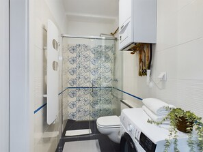 Estudio, cocina | Baño | Ducha, cabezal de ducha tipo lluvia, secador de pelo y toallas