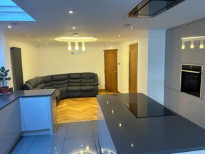 House | Private kitchen | Fridge, microwave, oven, stovetop - Entire Seaside Home 6 Private Bedrooms Sleeps 10 (Wallasey)
