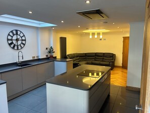House | Private kitchen | Fridge, microwave, oven, stovetop - Entire Seaside Home 6 Private Bedrooms Sleeps 10 (Wallasey)