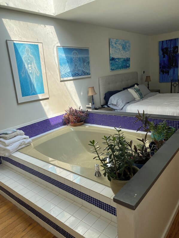 4 bedrooms, desk, iron/ironing board, WiFi - Spacious Open Design for dates in August/LDW (Sag Harbor)