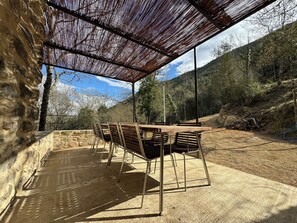 Outdoor dining - Your corner of peace in the Muga Valley Albanyà (Albanyà)