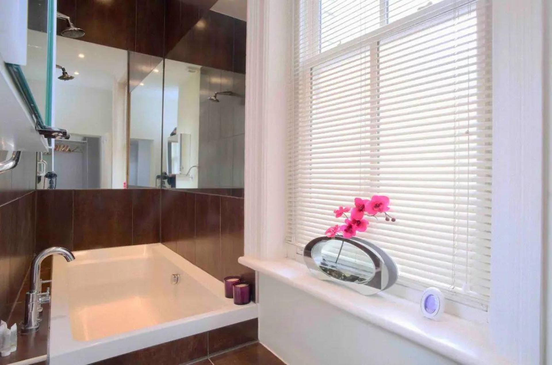 อพาร์ทเมนท์ | ห้องน้ำ | ฝักบัวในอ่างอาบน้ำ, อ่างอาบน้ำแบบแช่ตัว, ไดร์เป่าผม, ผ้าเช็ดตัว