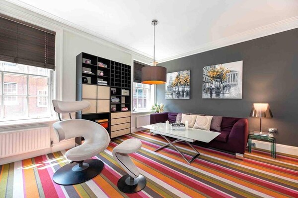 Designer Delight By Covent Garden Station - Whitehall - London