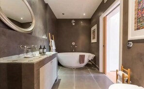 Apartamento | Baño | Ducha y bañera combinadas, bañera profunda, secador de pelo y toallas