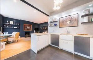 Apartment | Eigene Küche | Kühlschrank, Mikrowelle, Ofen, Herdplatte