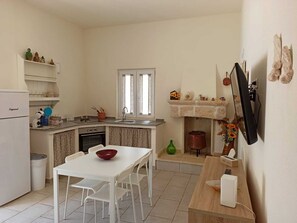 Kühlschrank, Herdplatte, Wasserkocher mit Kaffee-/Teezubehör, Toaster