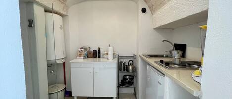 Frigorifero, piano cottura, pentole/stoviglie/utensili, tavolo da pranzo