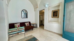 TV - Love Nest - One Bedroom Apartment, Sleeps 3 (Ostuni)