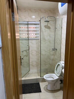 Toallas, jabón, shampoo, papel higiénico