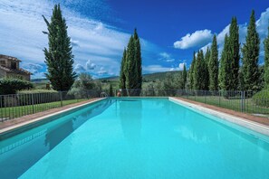 Piscina externa sazonal, guarda-sóis, espreguiçadeiras