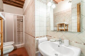 Apartamento, vistas a la colina | Baño | Ducha y toallas