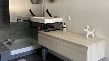 Een douche, een haardroger, toiletpapier