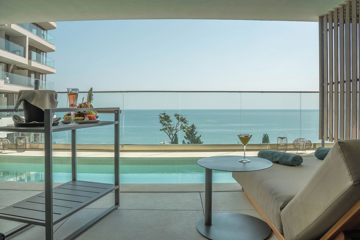 DELUXE SWIM UP DOUBLE SEA VIEW (16+Y.)