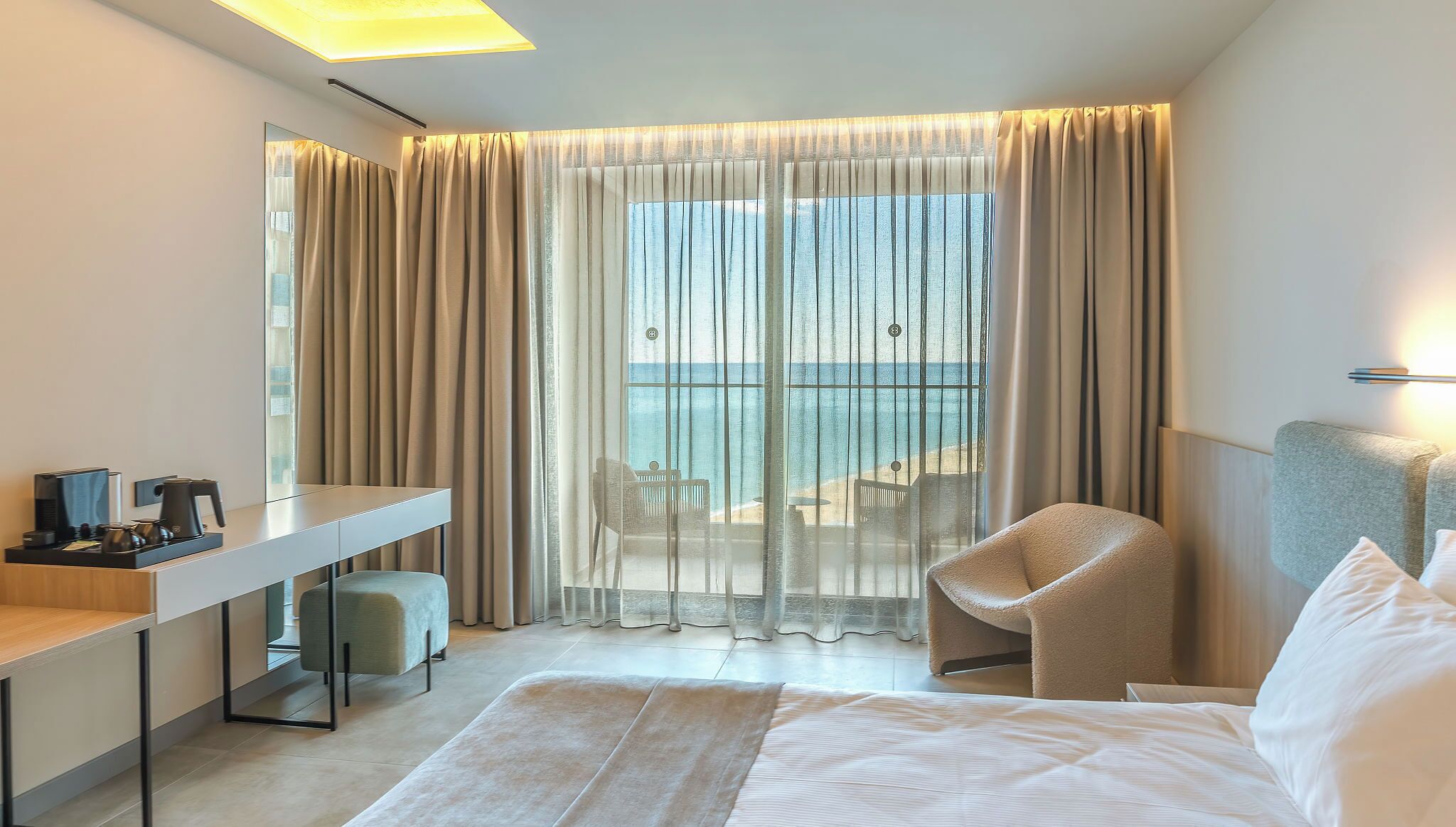 Minibar, coffre-fort, bureau