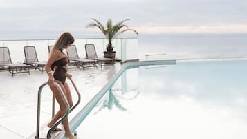 Piscina interna, piscina externa sazonal, espreguiçadeiras