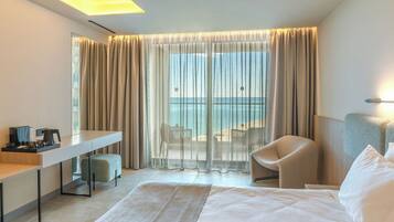 Deluxe-Doppelzimmer, Balkon, Meerblick | 1 Schlafzimmer, Minibar, Zimmersafe, Schreibtisch