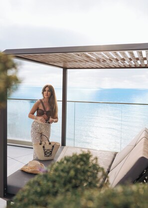 Una piscina techada, una piscina al aire libre de temporada