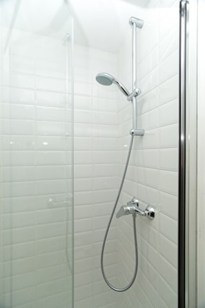 Haartrockner, Handtücher, Seife, Toilettenpapier
