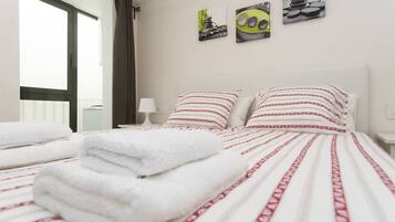 1 dormitorio, tabla de planchar con plancha, wifi y ropa de cama