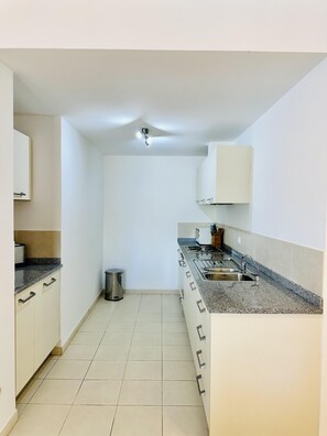 Appartement | Cuisine privée | Réfrigérateur, micro-ondes, four, plaque de cuisson