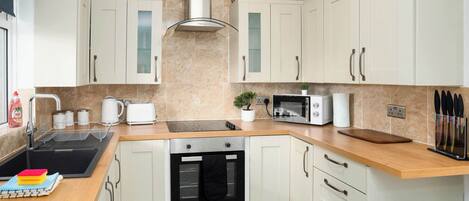 Kühlschrank, Mikrowelle, Ofen, Herdplatte