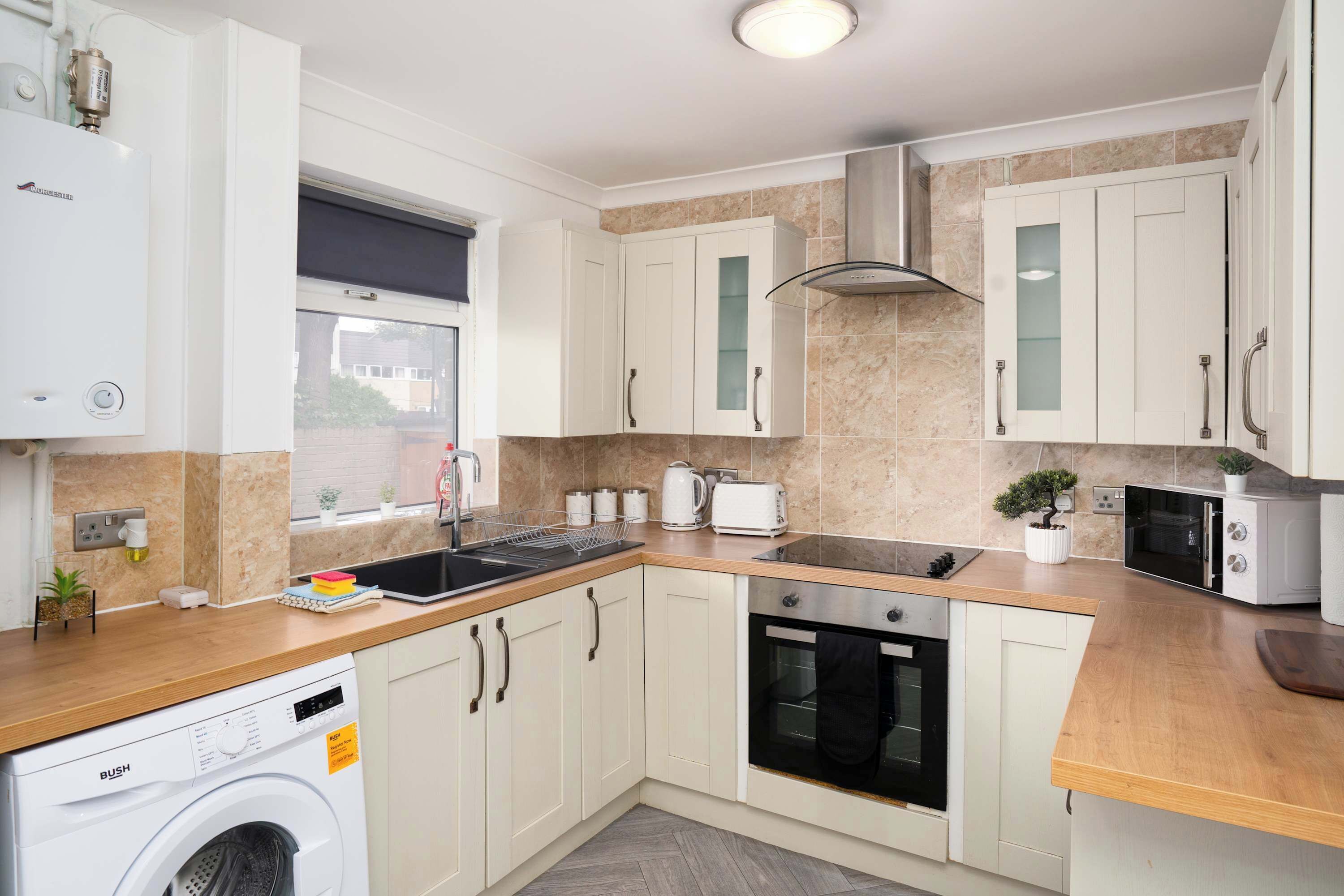 冷蔵庫、電子レンジ、オーブン、コンロ