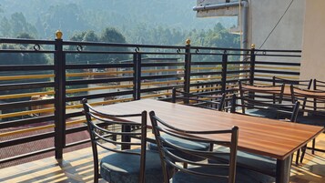 Daily buffet breakfast (INR 400 per person)