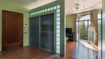 Apartamento Deluxe, vistas a la ciudad | 2 dormitorios, caja fuerte, sistema de insonorización