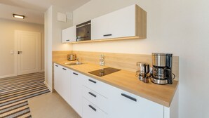 Kaffetrakter/tekoker, mikrobølgeovn, vannkoker og spisebord