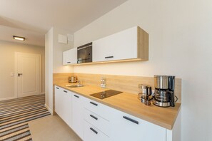 Mikrowelle, Wasserkocher mit Kaffee-/Teezubehör, Wasserkocher, Esstisch