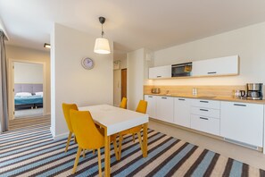 Microwave, coffee/tea maker, electric kettle, dining tables - Bel Mare Apartament by Renters (Miedzyzdroje)