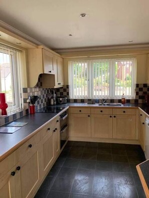 Ferienhaus | Eigene Küche | Kühlschrank, Mikrowelle, Ofen, Herdplatte