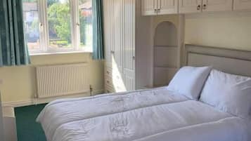 House | 3 bedrooms, free WiFi, bed sheets