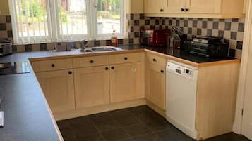 House | Private kitchen | Fridge, microwave, oven, stovetop